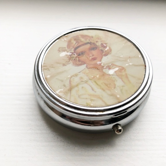 Vintage Accessories - Vintage silver & beige flapper woman pill box